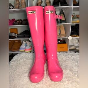 Hunter Women's Barbie Pink Rain Boots size 5. Buckle on right boot needs repair
